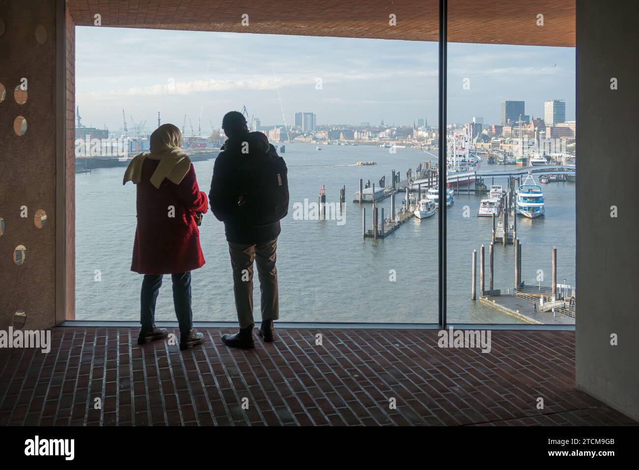 Hamburg, Deutschland, 13. Dezember 2022 - Besucher der Elphilharmonie blicken auf den Hamburger Hafen Stockfoto