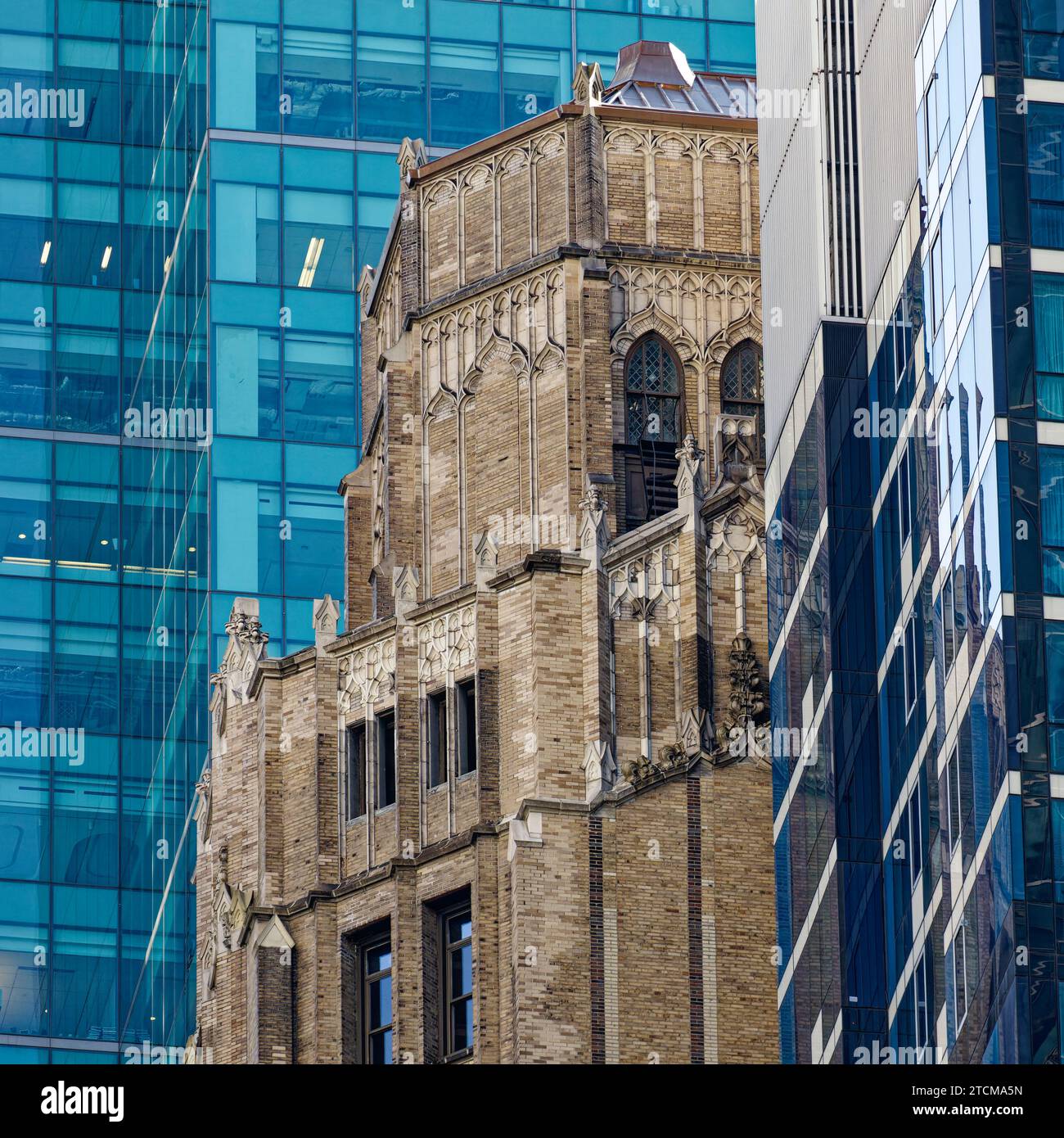 Bush Tower, neogotisches Mauerwerk, eingebettet zwischen modernem Glas des Salesforce Tower und Hilton Garden Inn in Midtown Manhattan's West 42nd Street. Stockfoto