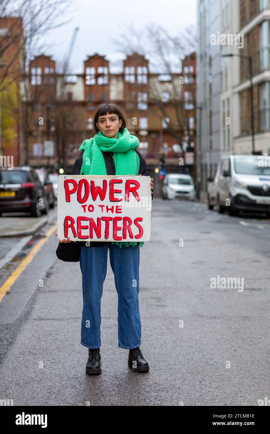 Weibliche Demonstrantin, die den Mietern in London unterstellt ist. Stockfoto