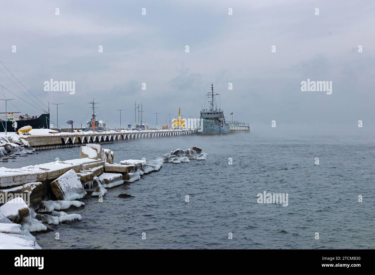 Blick über die ostsee zu den Schiffen des Wasserflugzeughafens Museum im Winter Stockfoto