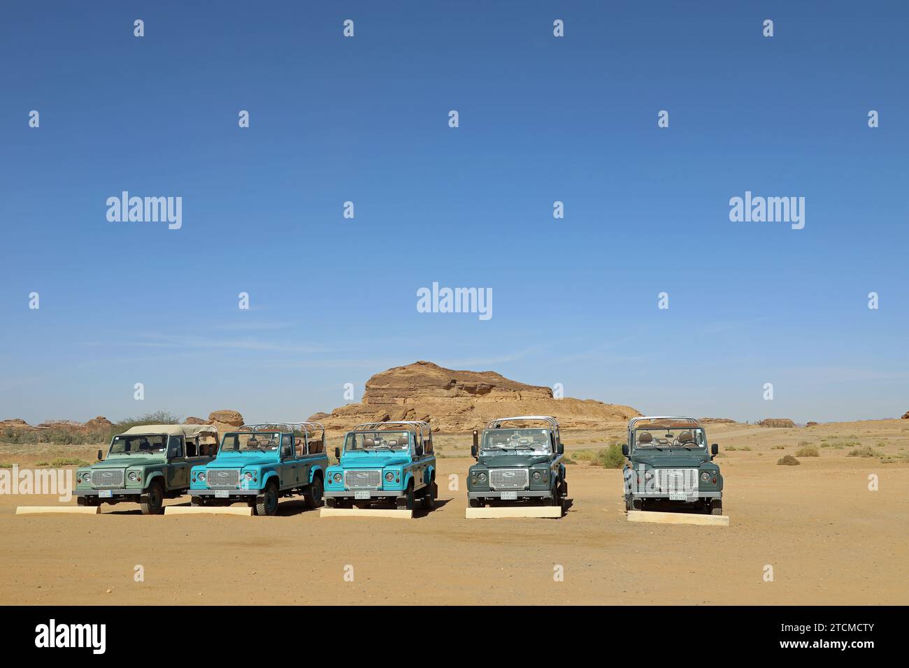 Land Rover wurden für den Tourismus in Alula in Saudi-Arabien genutzt Stockfoto