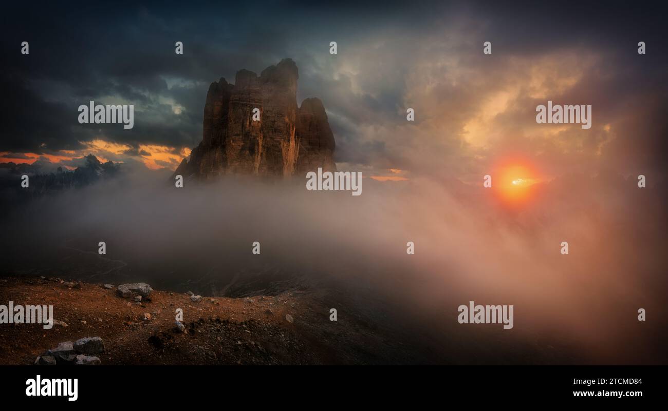 Abendnebel. Tre Cime Lavaredo. Dolomiten. Italien Stockfoto