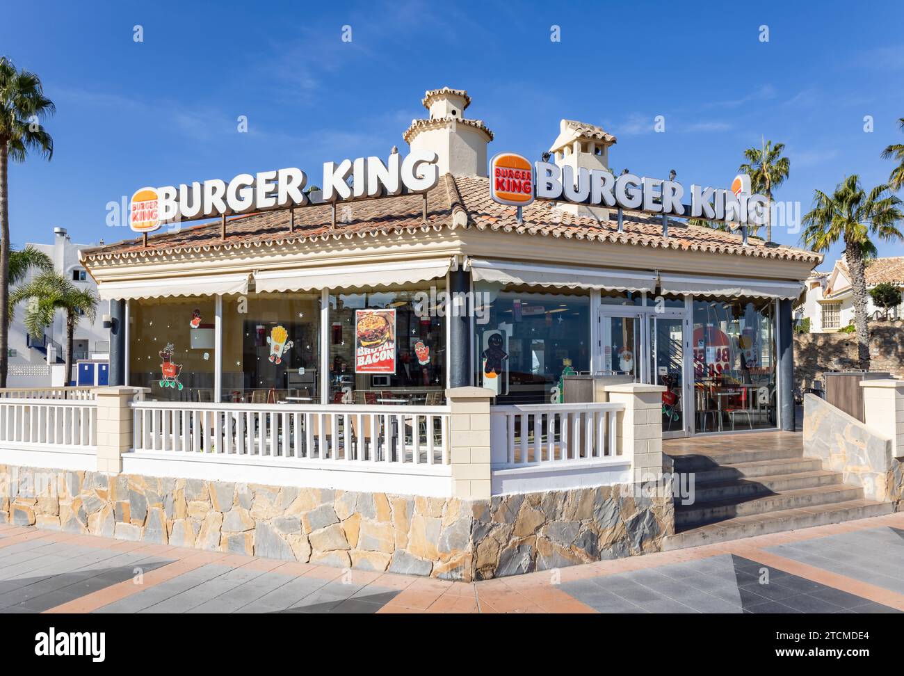 Benalmádena, Spanien - 25. November 2023: Malerisches Burger King Restaurant am Strand von Benalmadena, multinationales Fast-Food-Unternehmen in Andalusien, Spanien Stockfoto