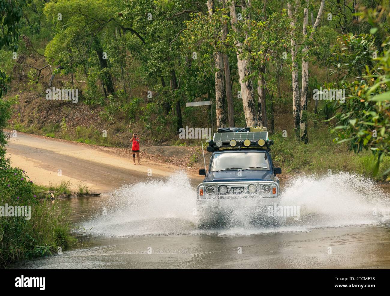 COOKTOWN, FAR NORTH QUEENSLAND, AUSTRALIEN. September 2022. Nissan Patrouille 4x4 überquert einen Damm mit Wasserspritzern über das Fahrzeug und einem un Stockfoto