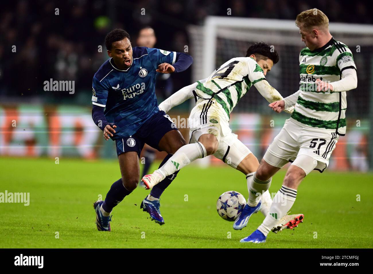 GLASGOW - (l-r) Quinten Timber of Feyenoord, Tomoki Iwata of Celtic, Stephen Welsh von Celtic während des UEFA Champions League Gruppe E Spiels zwischen Celtic FC und Feyenoord im Celtic Park am 13. Dezember 2023 in Glasgow, Schottland. ANP OLAF KRAAK Credit: ANP/Alamy Live News Stockfoto