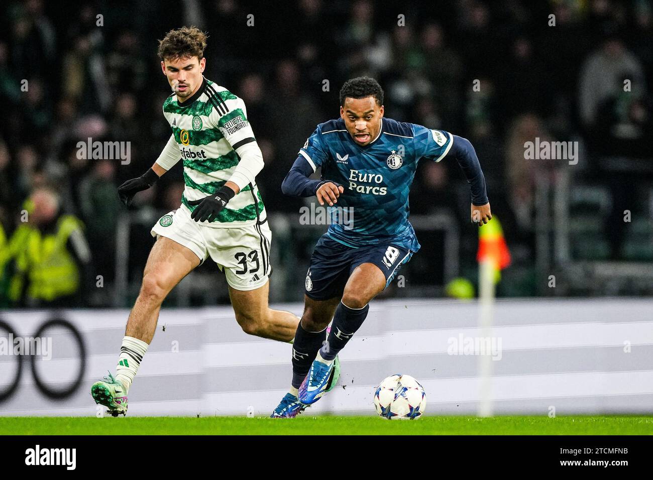 Glasgow, Großbritannien. Dezember 2023. Glasgow - Matt O’Riley aus Celtic, Quinten Timber aus Feyenoord während der sechsten Etappe der UEFA Champions League zwischen Celtic und Feyenoord am 13. Dezember 2023 in Glasgow, Schottland. Credit: Box to Box Pictures/Alamy Live News Stockfoto