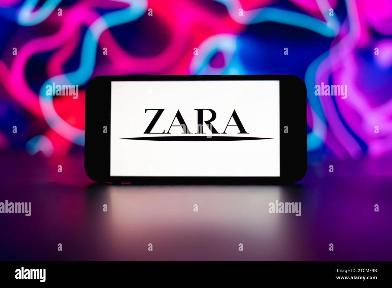 In dieser Fotoabbildung wird das Zara-Logo auf dem Bildschirm eines Mobiltelefons angezeigt. Stockfoto