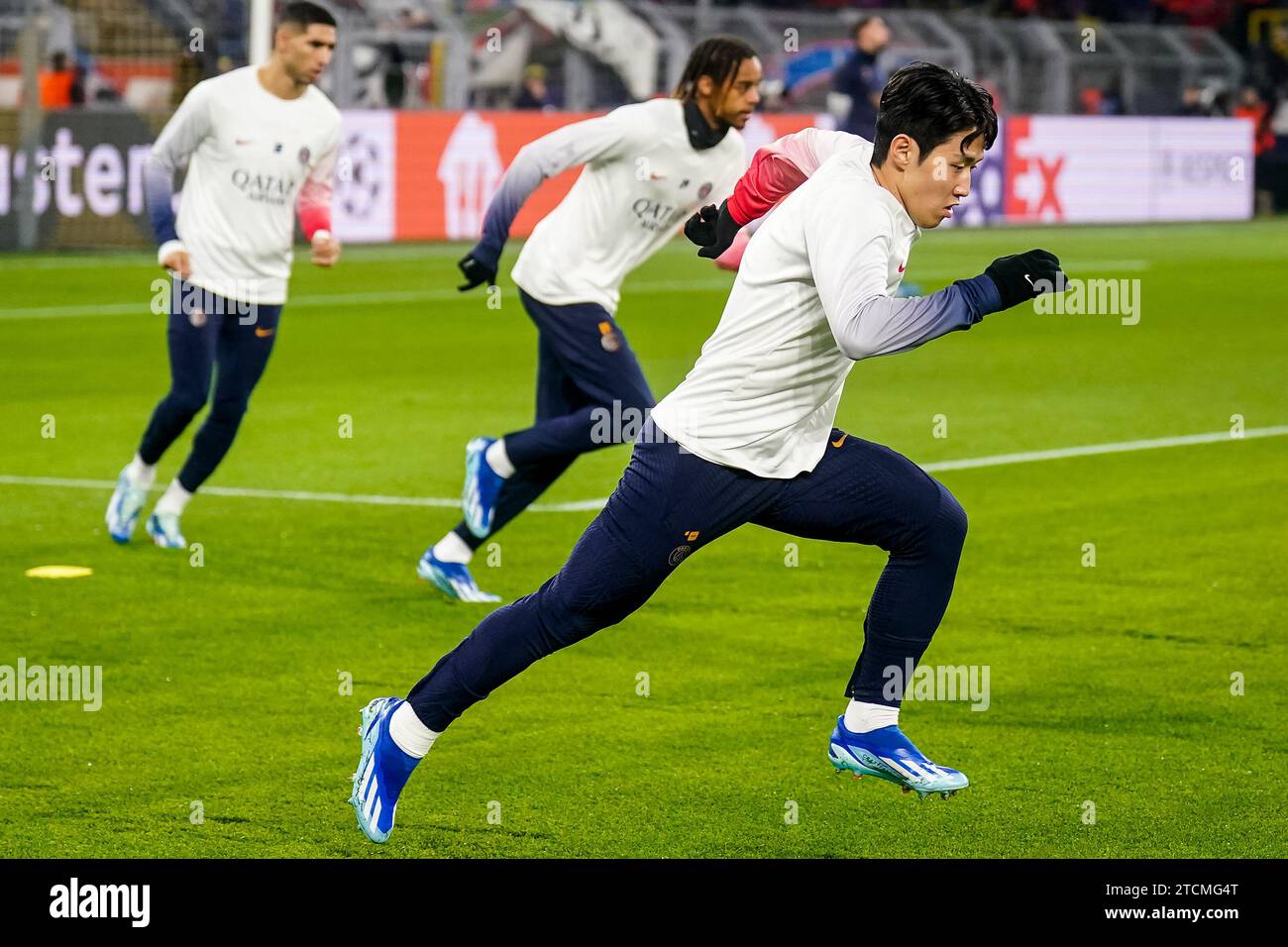 Dortmund, Deutschland. Dezember 2023. DORTMUND, DEUTSCHLAND - 13. DEZEMBER: Lee Kang-in aus Paris Saint-Germain wärmt sich vor dem Spiel der UEFA Champions League Gruppe F zwischen Borussia Dortmund und Paris Saint-Germain am 13. Dezember 2023 im Signal Iduna Park in Dortmund auf (Foto: Rene Nijhuis/BSR Agency) Credit: BSR Agency/Alamy Live News Stockfoto