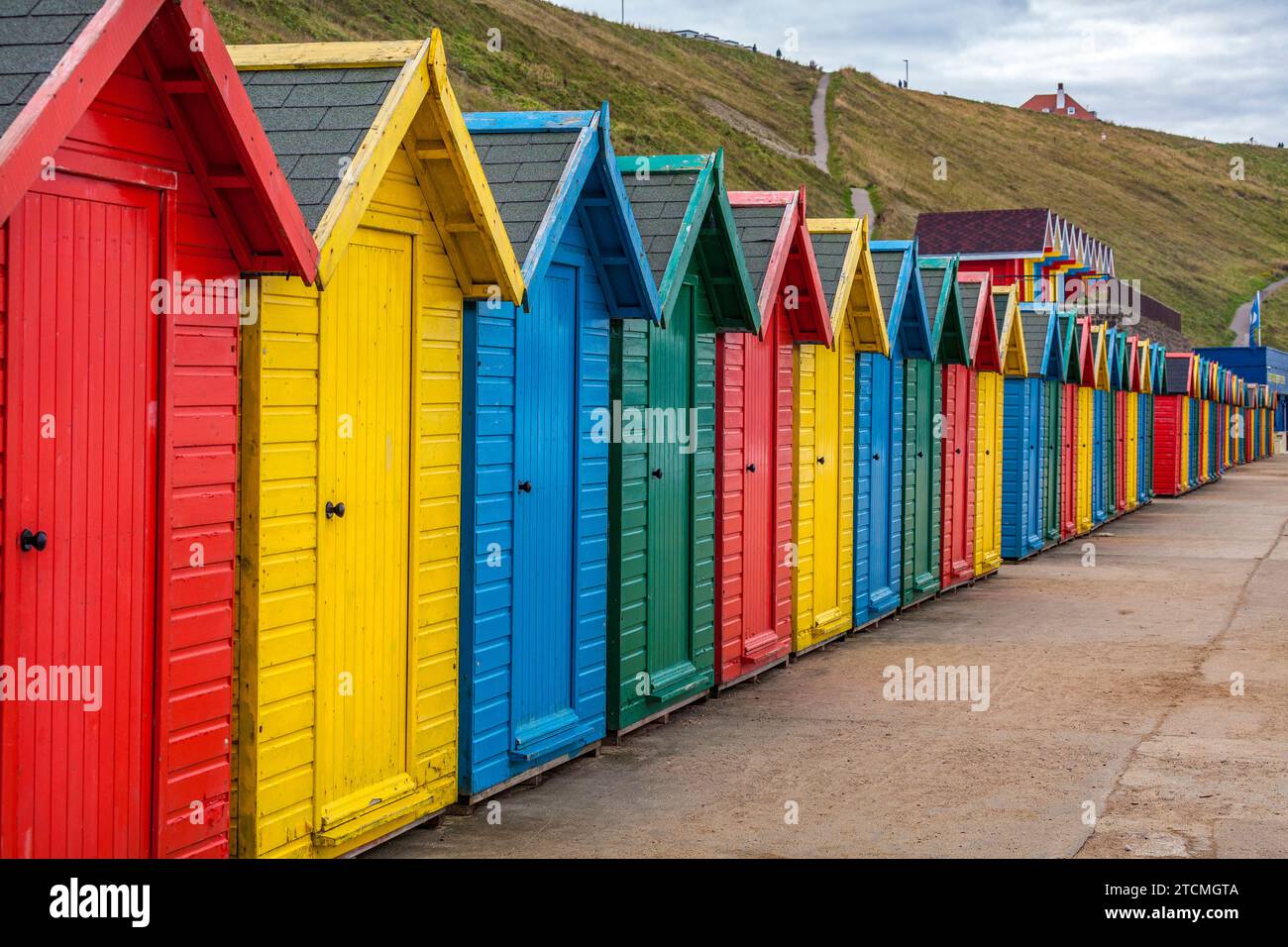 Traditionelle, farbenfrohe Badehütten in Whitby, North Yorkshire, England Stockfoto