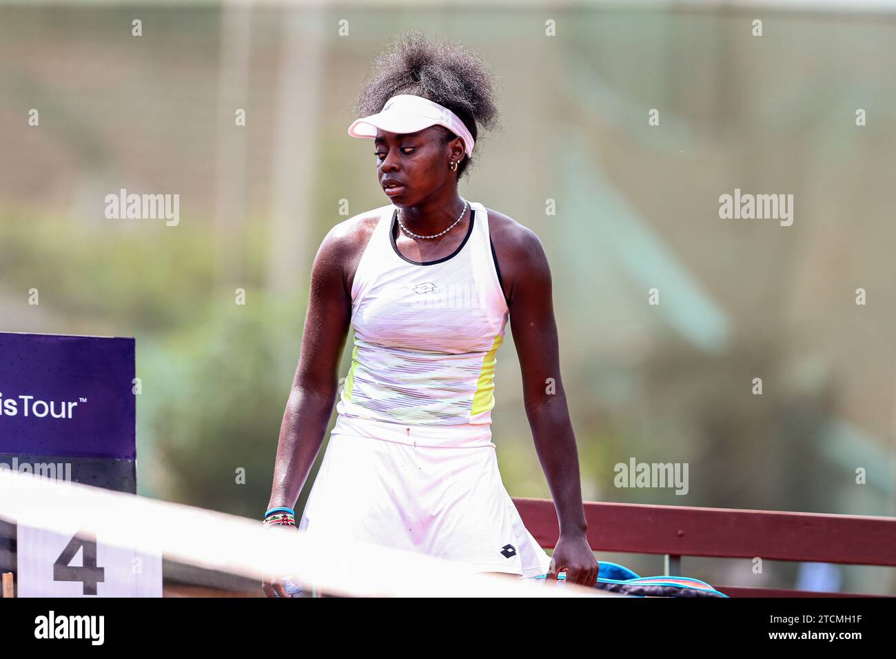 NAIROBI, KENIA - 11. DEZEMBER; Angella Okutoyi aus Kenia während der ITF Women World Tennis Tour Main Draw Singles in der zweiten Runde im Karen Country Club auf de Stockfoto