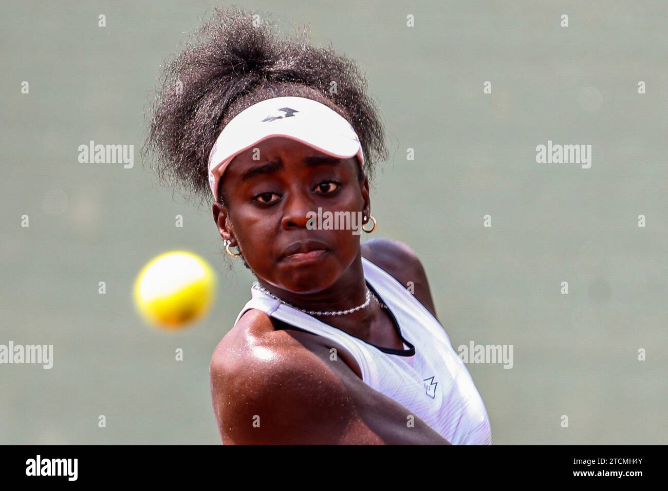 NAIROBI, KENIA - 11. DEZEMBER; Angella Okutoyi aus Kenia während der ITF Women World Tennis Tour Main Draw Singles in der zweiten Runde im Karen Country Club auf de Stockfoto