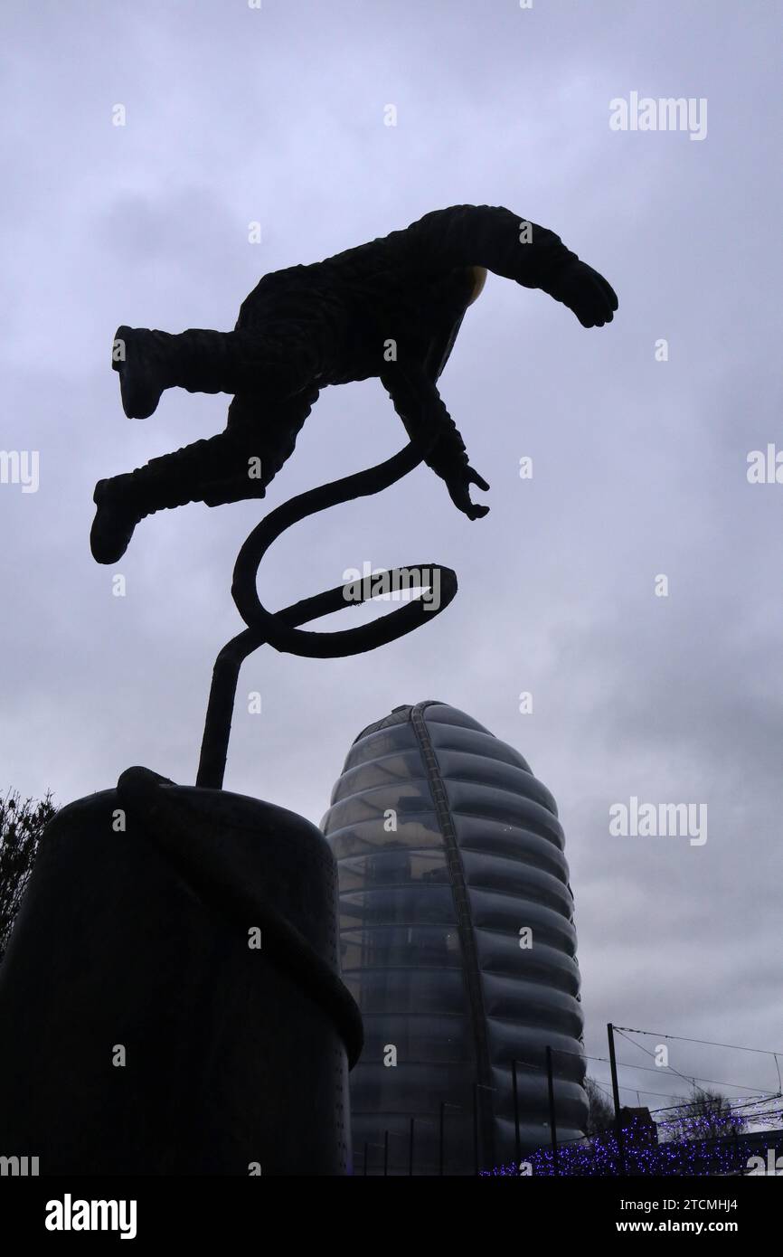 Manchester England UK 13. Dezember 2023 National Space Centre, Leicester Ein Modell des Astronauten Ed White vor dem National Space Museum, Leicester es ist zu einem Wahrzeichen in Leicester geworden. Das Gebäude besteht aus Ethlylen-Tetrafluorethylen (ETFE)-Gewebe „Kissen“ oder Ballons ©GED Noonan/Alamy Stockfoto