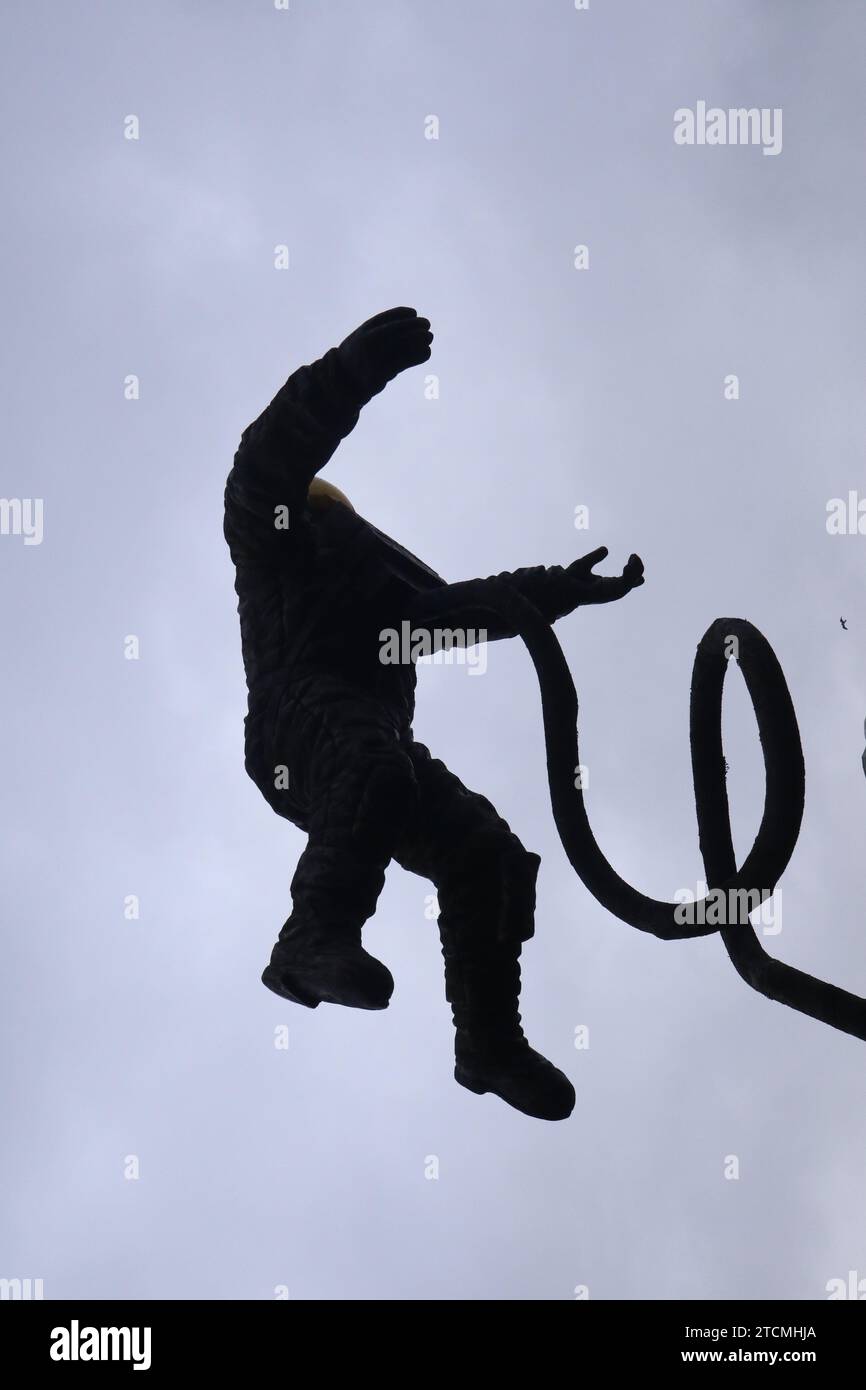 Manchester England UK 13. Dezember 2023 National Space Centre, Leicester Ein Modell des Astronauten Ed White vor dem National Space Museum, Leicester es ist zu einem Wahrzeichen in Leicester geworden. Das Gebäude besteht aus Ethlylen-Tetrafluorethylen (ETFE)-Gewebe „Kissen“ oder Ballons ©GED Noonan/Alamy Stockfoto