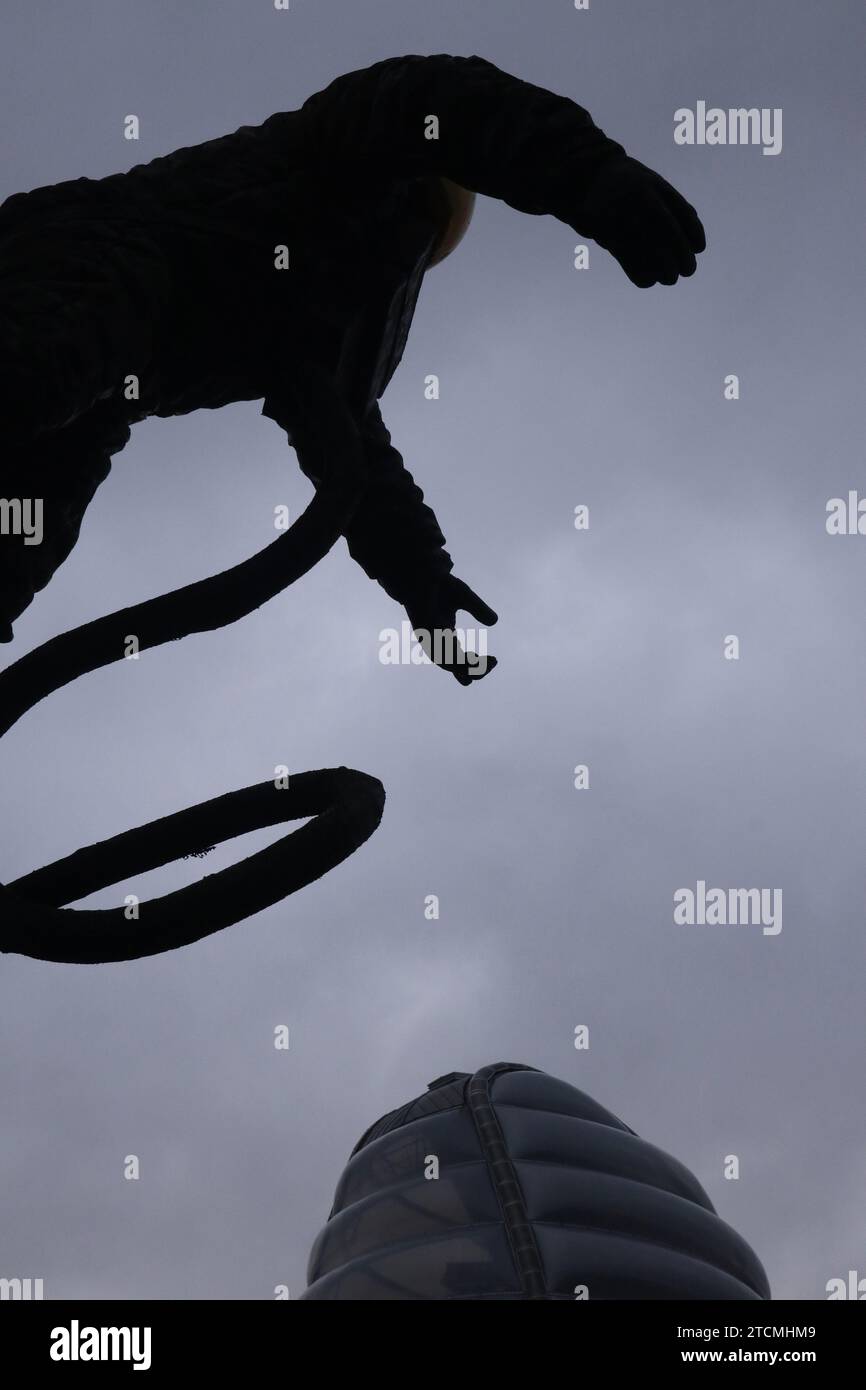 Manchester England UK 13. Dezember 2023 National Space Centre, Leicester Ein Modell des Astronauten Ed White vor dem National Space Museum, Leicester es ist zu einem Wahrzeichen in Leicester geworden. Das Gebäude besteht aus Ethlylen-Tetrafluorethylen (ETFE)-Gewebe „Kissen“ oder Ballons ©GED Noonan/Alamy Stockfoto