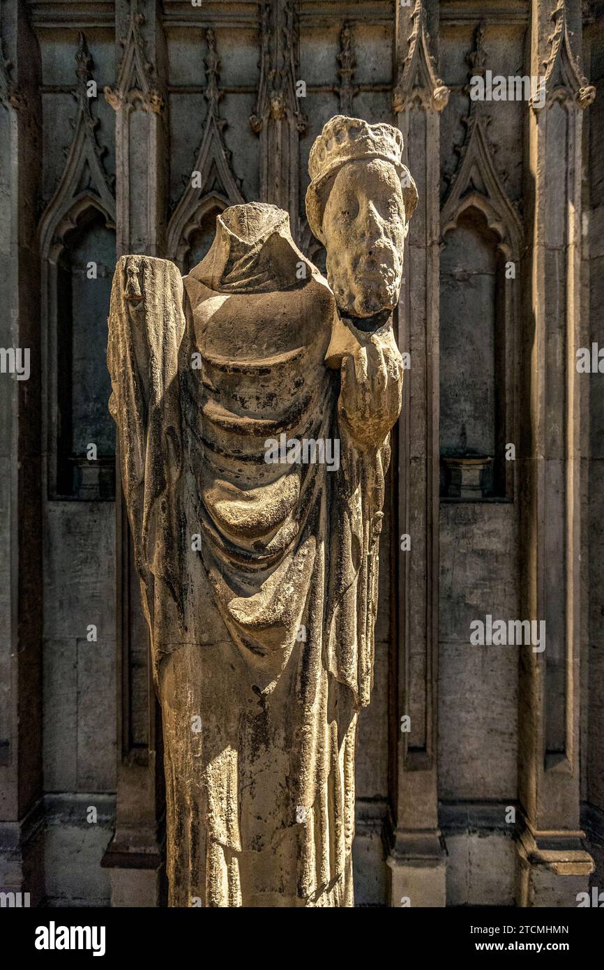 Statue des Heiligen Cuthbert, der seinen Kopf hält, Durham Cathedral Stockfoto