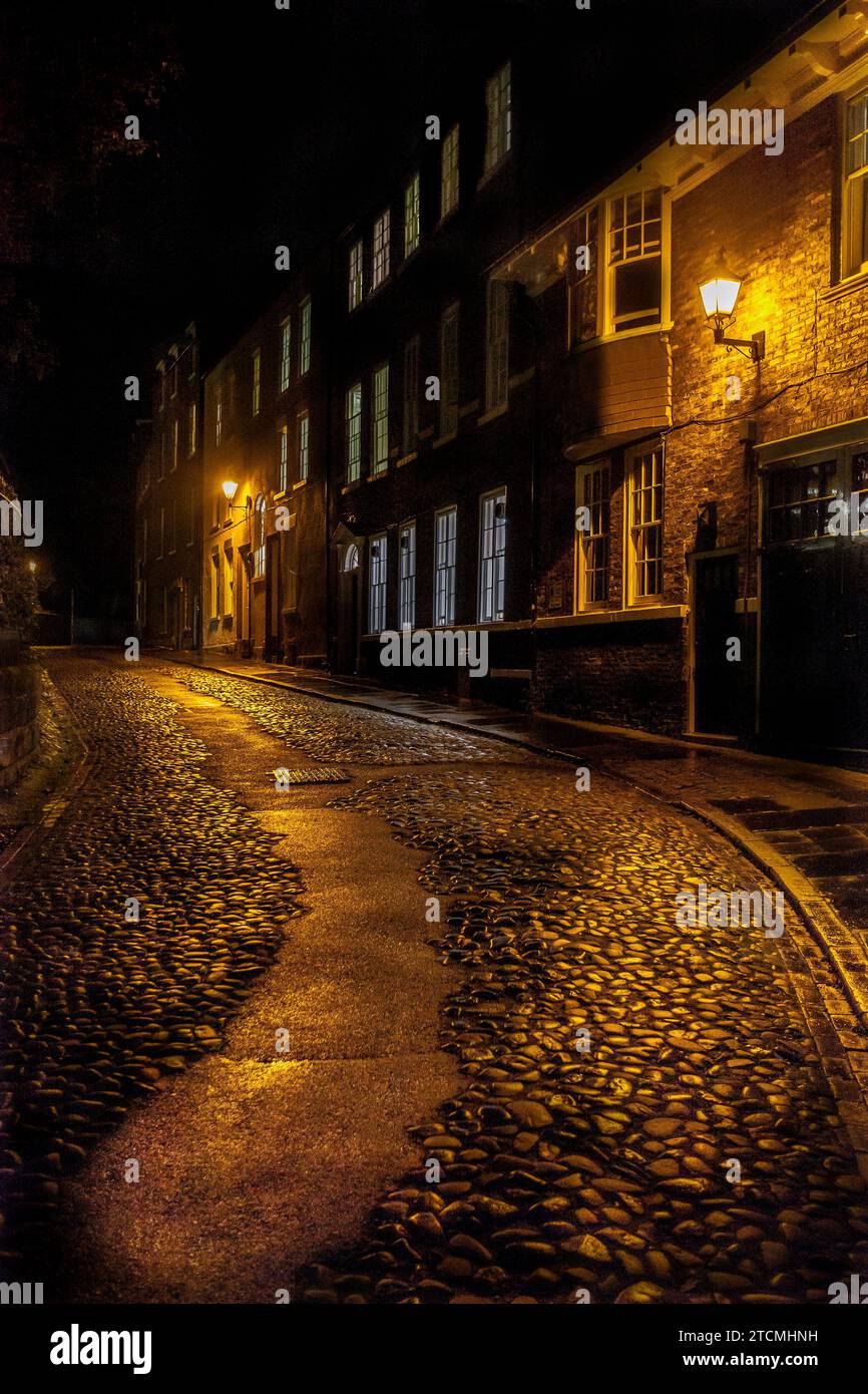 Moodily beleuchtete Kopfsteinpflasterstraße in der Nacht, Durham Stockfoto