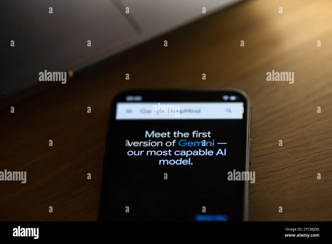 Gemini auf dem Handy. Gemini neues Google AI-Modell. Stockfoto