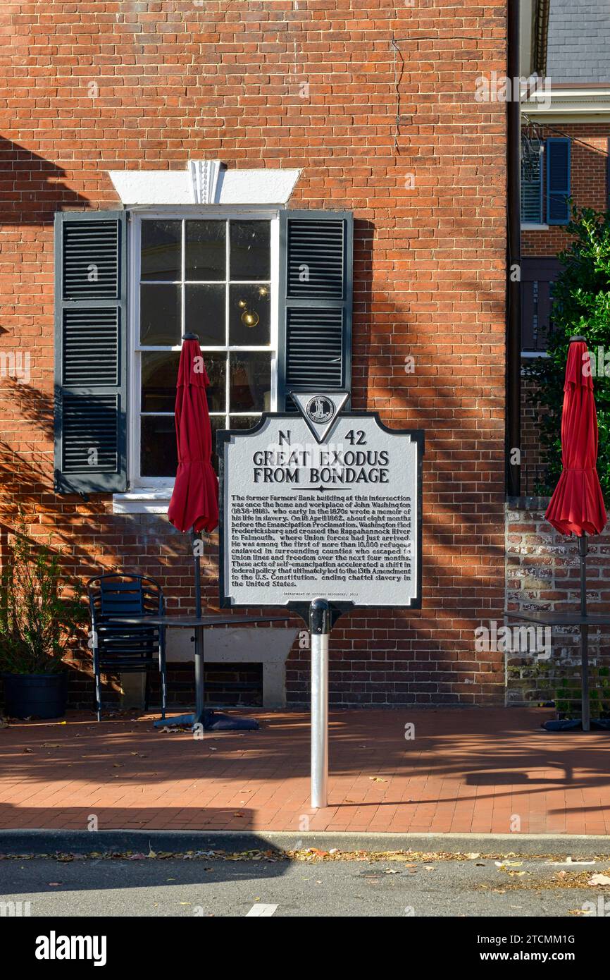 Vor dem ehemaligen Gebäude der Farmers' Bank, der historische Meilenstein Great Exodus from Bondage an der St. Anne Street in Fredericksburg VA Stockfoto