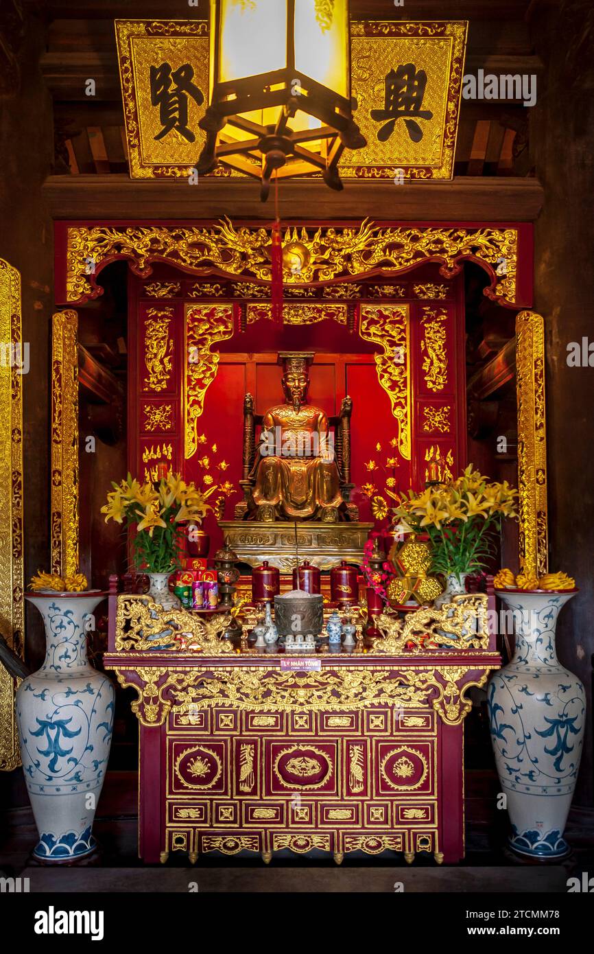 Altar für Le Thanh Tong, einen der drei Kaiser, die den Tempel der Literatur in Hanoi, Vietnam, errichteten Stockfoto