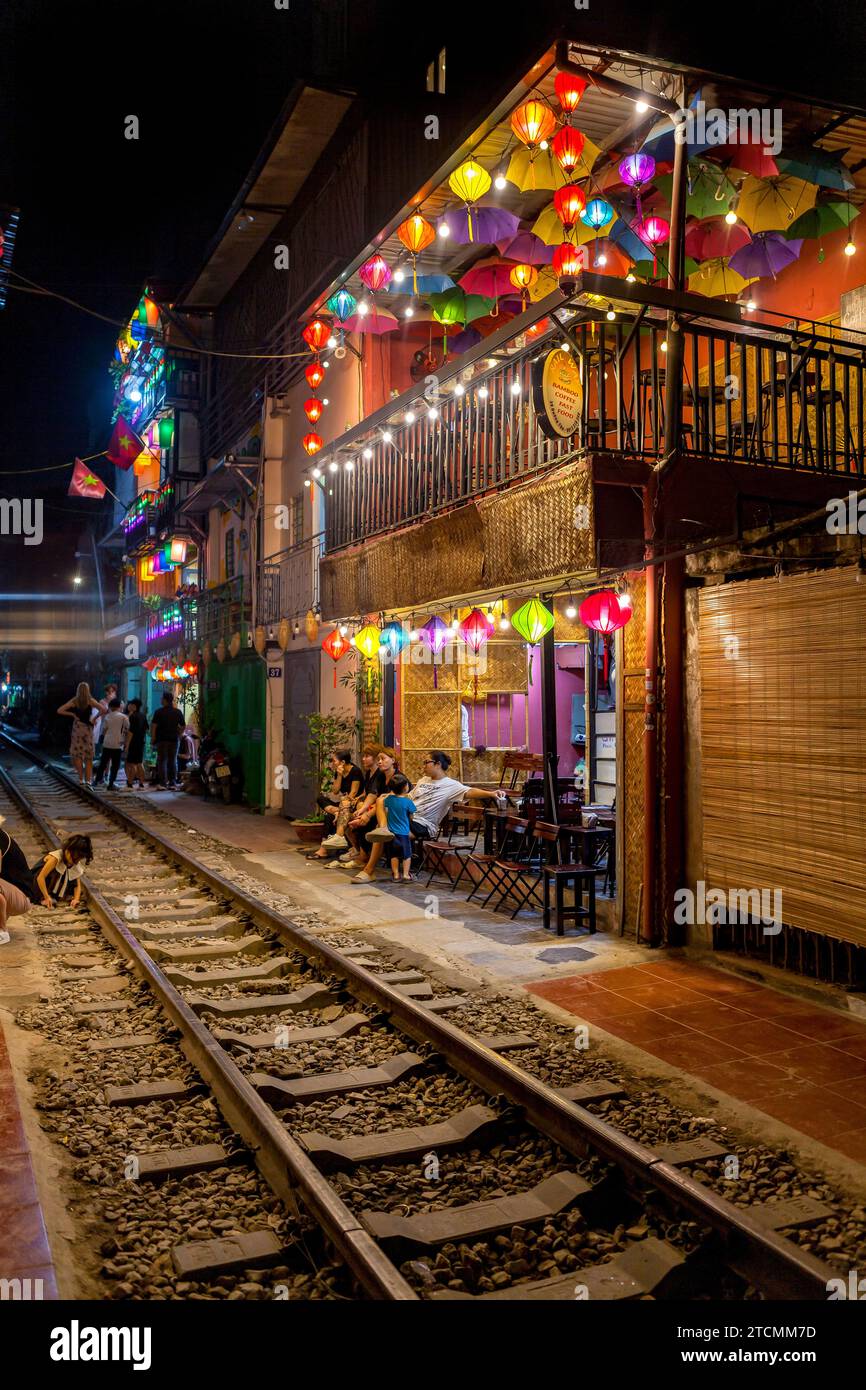 Farbenfrohe vietnamesische Laternen werden in der Train Street in Hanoi verkauft, wo Züge in alarmierender Nähe von Geschäften und Wohngebäuden vorbeifahren Stockfoto