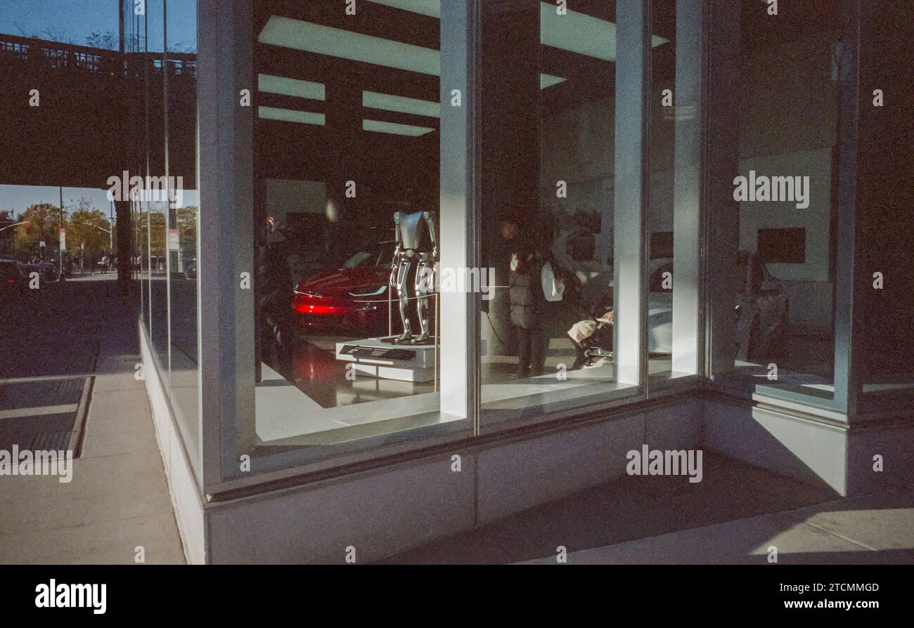 Tesla Showroom im Meatpacking District in New York im November 2023. (© Richard B. Levine) Stockfoto