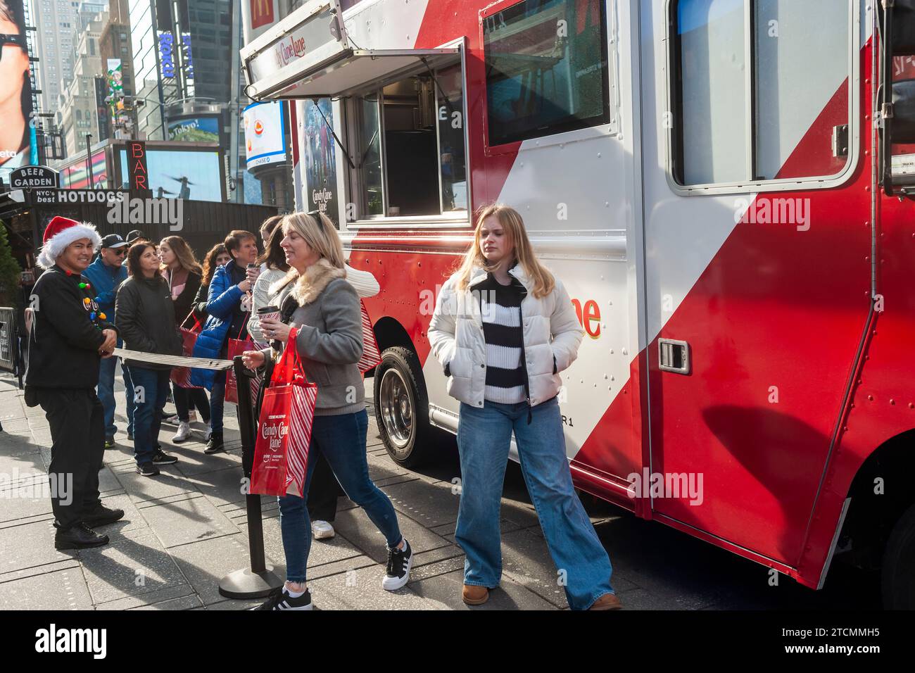 Bei einer Markenaktivierung des „Candy Cane Lane“-Films von Amazon Prime Videos mit Eddie Murphy am Samstag, den 2. Dezember 2023, im Times Square in New York warten die Leute online auf kostenlose heiße Schokolade. (© Richard B. Levine) Stockfoto