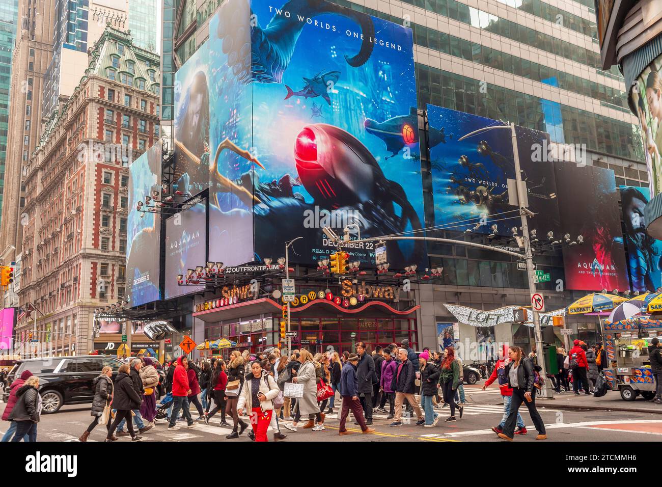 Horden von Menschen überqueren die West 42nd Street unter Werbung für die Warner Bros Pictures’ Film „Aquaman, das verlorene Königreich“ am Times Square in New York am Samstag, 2. Dezember 2023. Der Film soll am 22. Dezember veröffentlicht werden und ist Teil der Franchises von DC Comics. (© Richard B. Levine) Stockfoto