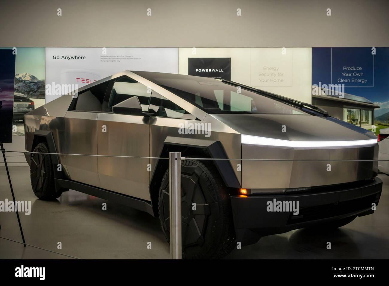 Der Tesla Cybertruck wird am Donnerstag, den 7. Dezember 2023, im Tesla Showroom im Meatpacking District in New York ausgestellt. (© Richard B. Levine) Stockfoto