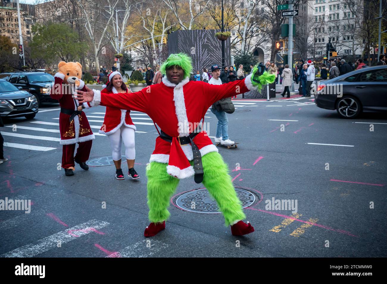 Hunderte von Santas, begleitet von ihren Helfern und einigen frechen Elfen, marschieren in Manhattan in New York ein, um am Samstag, den 19. Dezember 2023, die jährliche Bar-Crawl, SantaCon, zu veranstalten. Die SantaCon, in erster Linie ein Kneipenbummel in Weihnachtskostümen und anderen Weihnachtskostümen, zieht Maskierer an, die von Bar zu Bar gehen. (© Richard B. Levine) Stockfoto