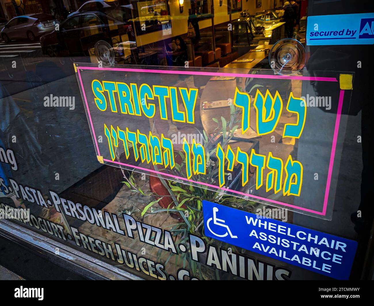 Ein Schild am Fenster eines Restaurants in Midtown Manhattan in New York informiert die Kunden