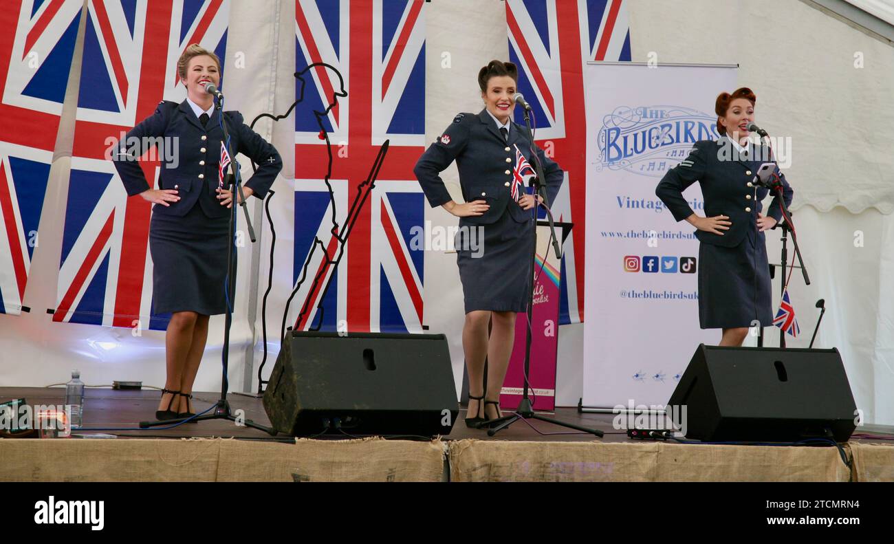 Eine Nahaufnahme der Bluebirds Vintage Trio Singers beim Wartime Festival der 1940er Jahre in Lytham St Annes, Lancashire, Großbritannien, Europa Stockfoto