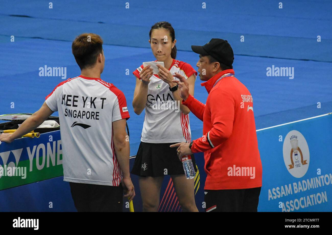 Terry Hee Yong Kai und Jessica Tan Wei Han aus Singapur hören während der Pause ihrem Trainer zu während sie gegen Mads Vestergaard und Christine Busch antreten ( nicht abgebildet) im Finale des Yonex-Sunrise Guwahati Masters 2023 Super 100 Mix verdoppelt das Badminton-Turnier im Sarju Sarai Indoor Sports Complex. Terry Hee Yong Kai und Jessica Tan Wei Han gewannen 21:19,21:11. Stockfoto