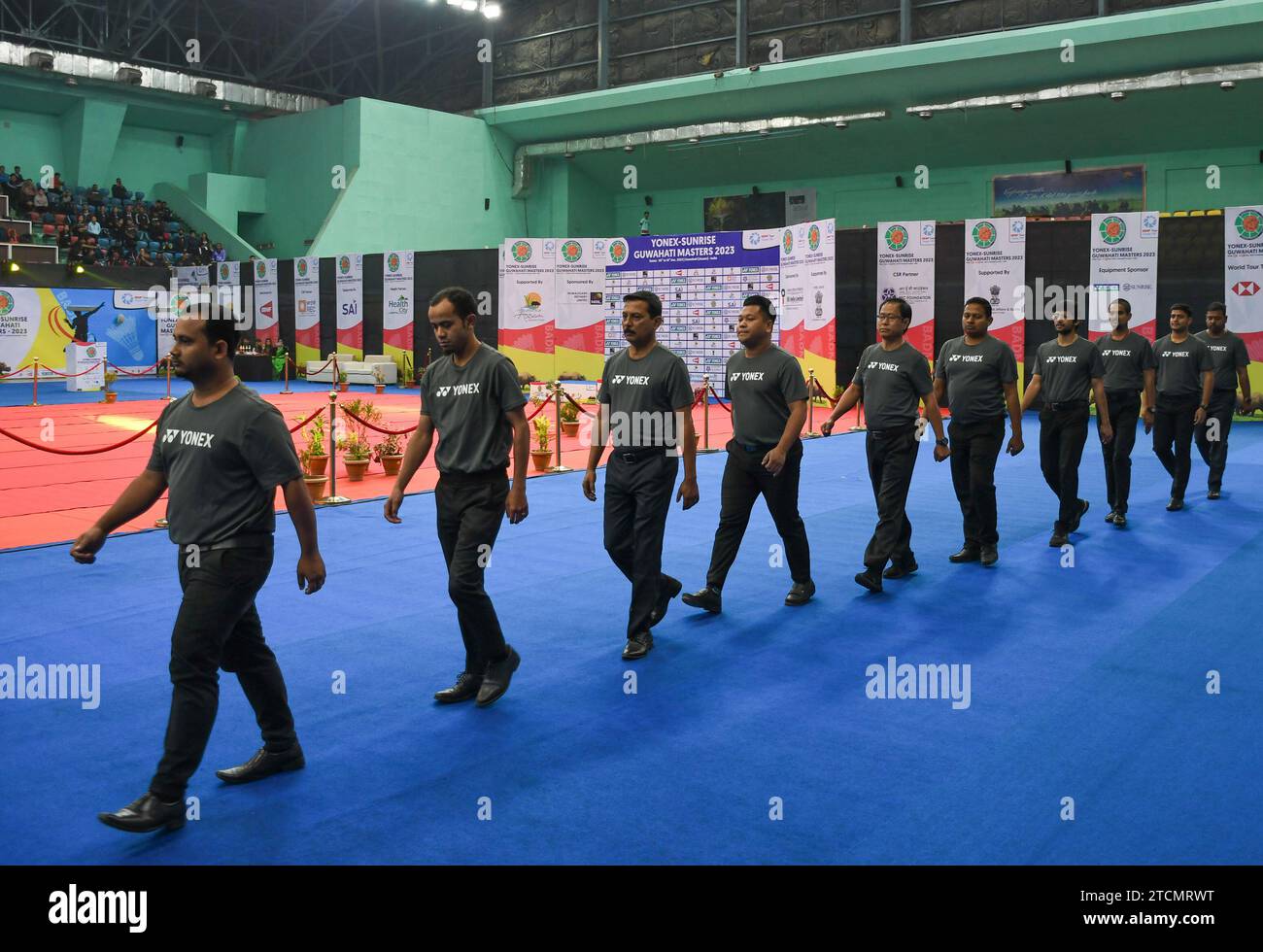 Beamte gehen beim Finale des Yonex-Sunrise Guwahati Masters 2023 Super 100 Mix Doppel Badminton Turniers im Sarju Sarai Indoor Sports Complex auf den Platz. Terry Hee Yong Kai und Jessica Tan Wei Han gewannen 21:19,21:11. Stockfoto