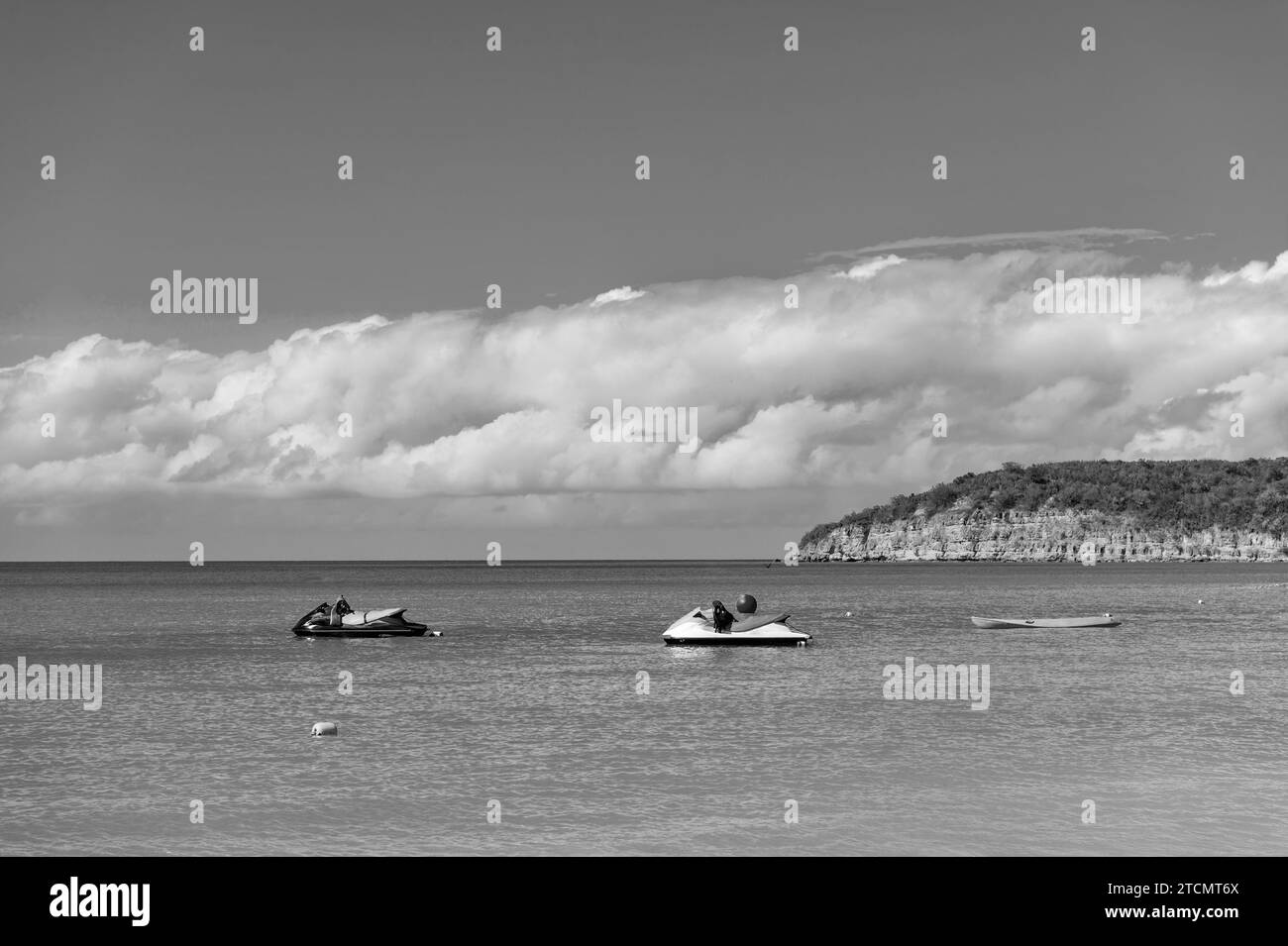 Sommerurlaub Jetski am Inselstrand. Sommerurlaub Jetski. Sommerurlaub Jetski am Meer. Sommerurlaub Jetski am Meer Stockfoto