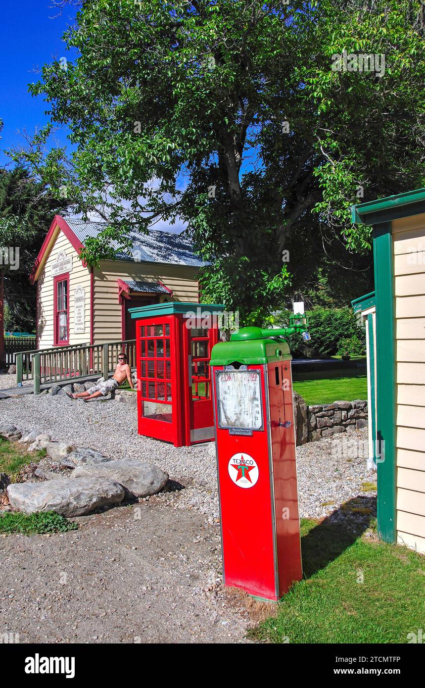 Old General Mechant Post & Telegraph Store, Benzinpumpe und Telefonbox neben Cardrona Hotel, Cardrona, Otago Region, Südinsel, Neuseeland Stockfoto