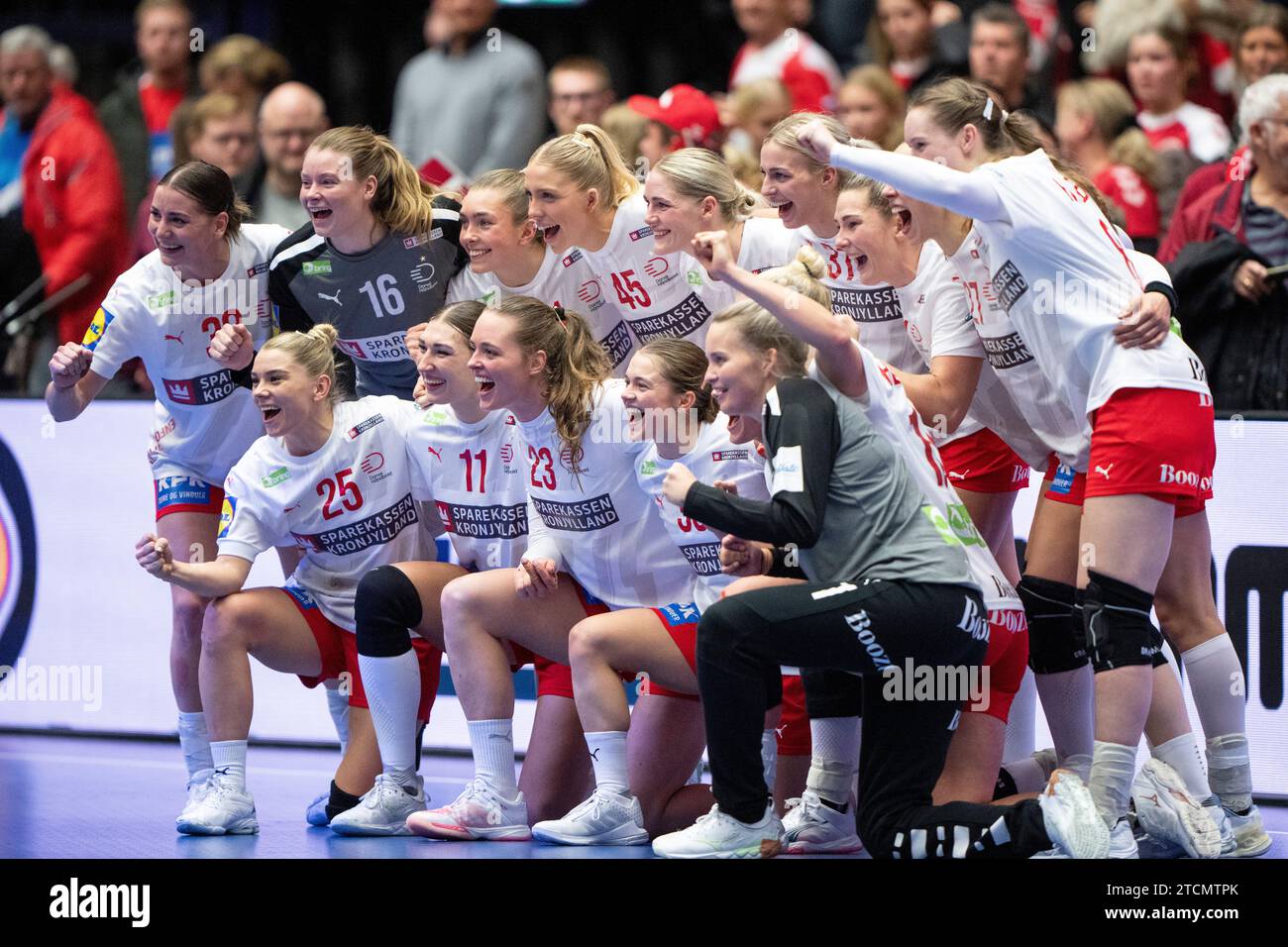 Die Spieler Dänemarks feiern nach dem IHFHandballWMSpiel der Frauen