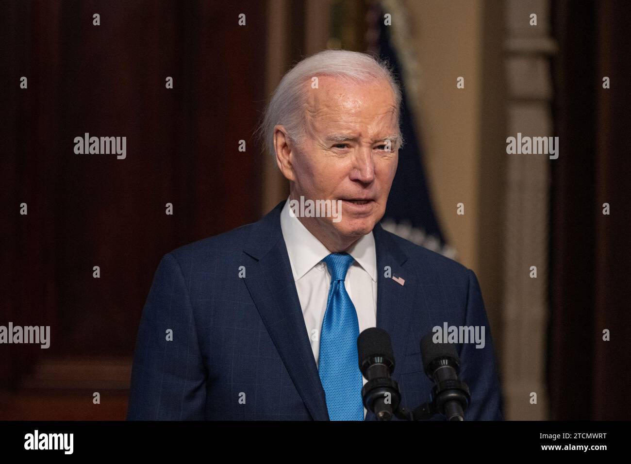 US-Präsident Joe Biden hält auf einer Sitzung des National Infrastructure Advisory Council im Indian Treaty Room im Eisenhower Executive Office Building in Washington, DC, am Mittwoch, den 13. Dezember 2023. Quelle: Annabelle Gordon/CNP /MediaPunch Stockfoto