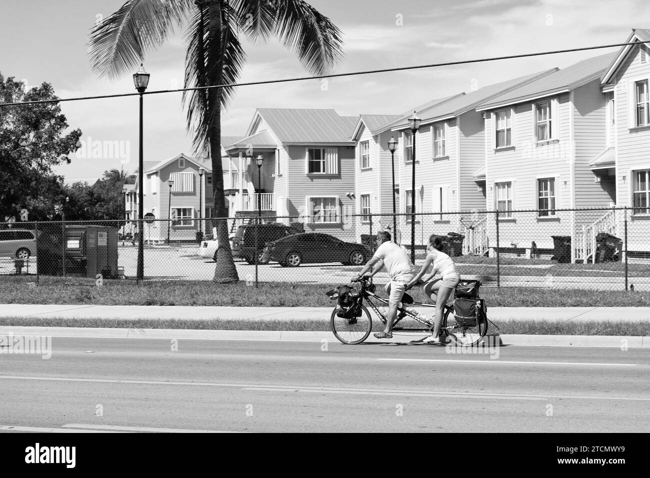 Key West, Florida, USA - 08. Februar 2016: Fahrradfahrer auf Doppelfahrrädern auf der Straße Stockfoto