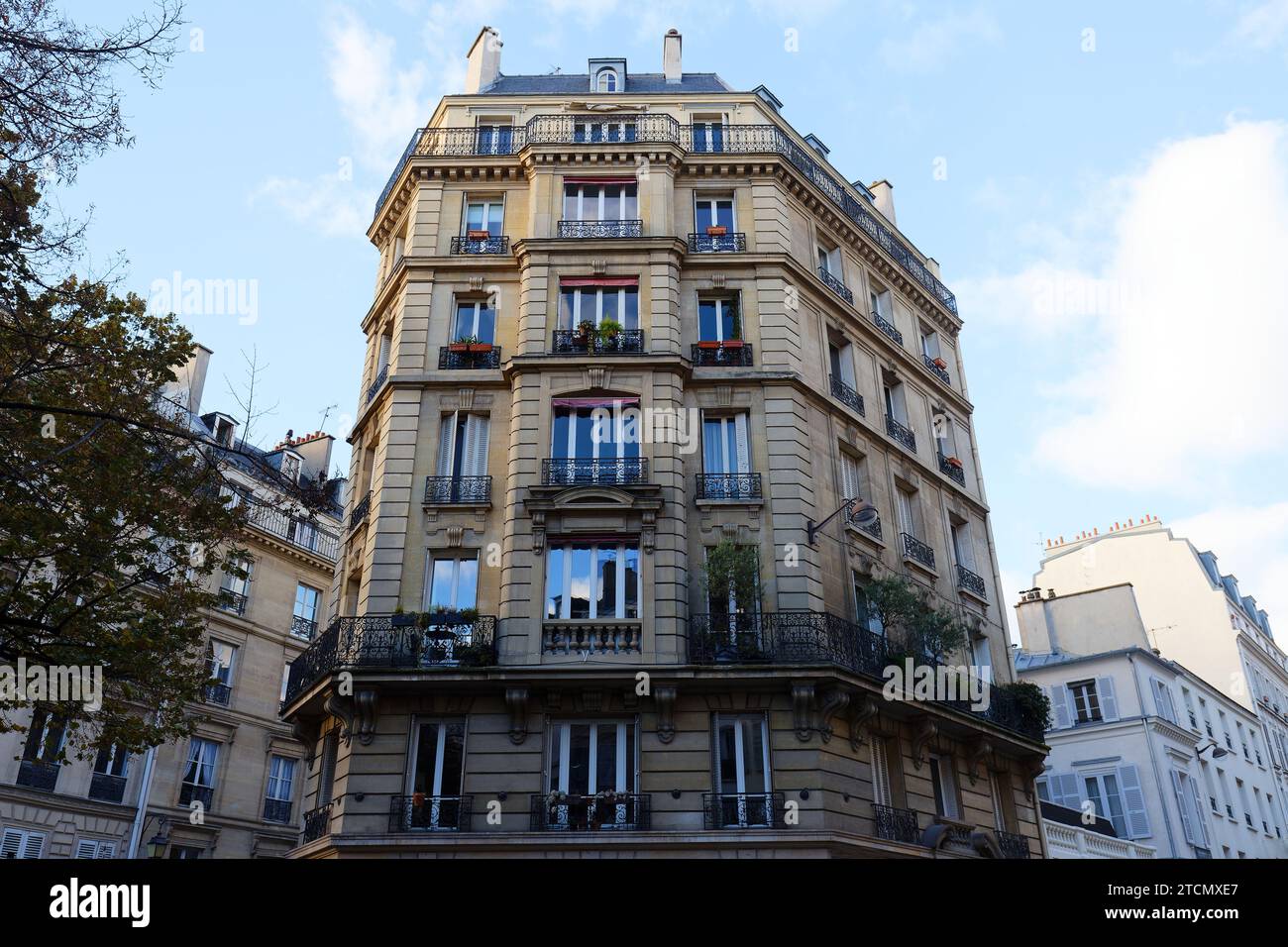 Die Fassade eines traditionellen französischen Hauses mit typischen Balkonen und Fenstern. Paris, Frankreich. Stockfoto