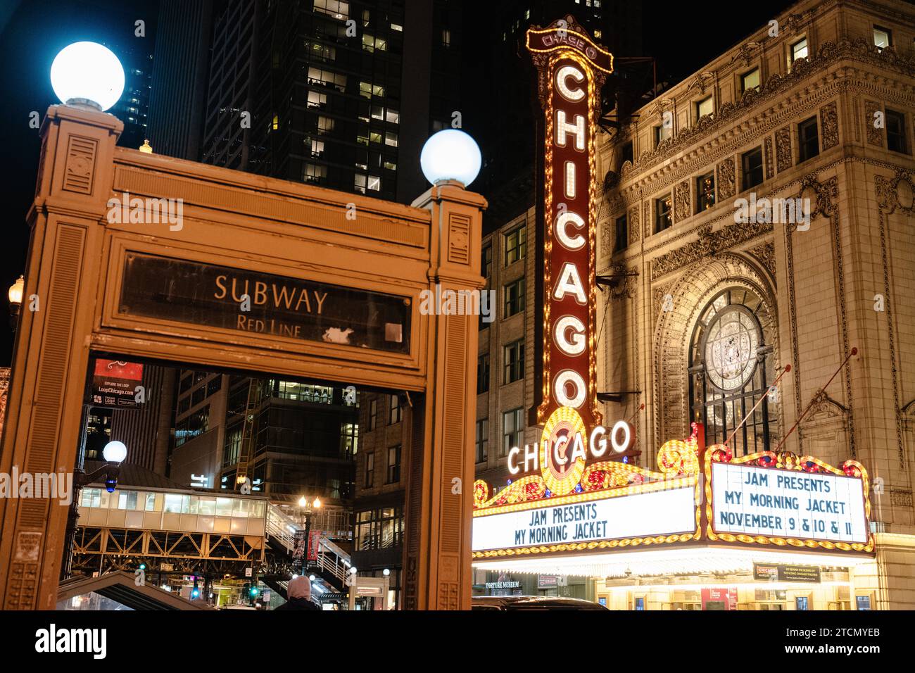 Ein beleuchtetes Festzelt eines Broadway-Theaters am Abend in Chicago Stockfoto