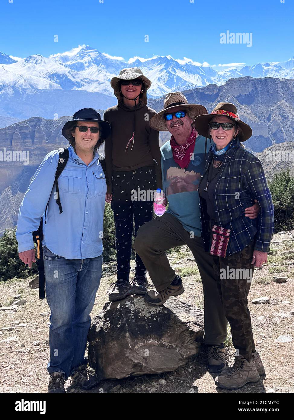 Bodhi Garrett, Christine Kolisch, Vajra Garett und Craig Lovell wandern von Samar nach Syangboche auf dem Weg zur Chungsi Höhle - Mustang District, Nepal Stockfoto