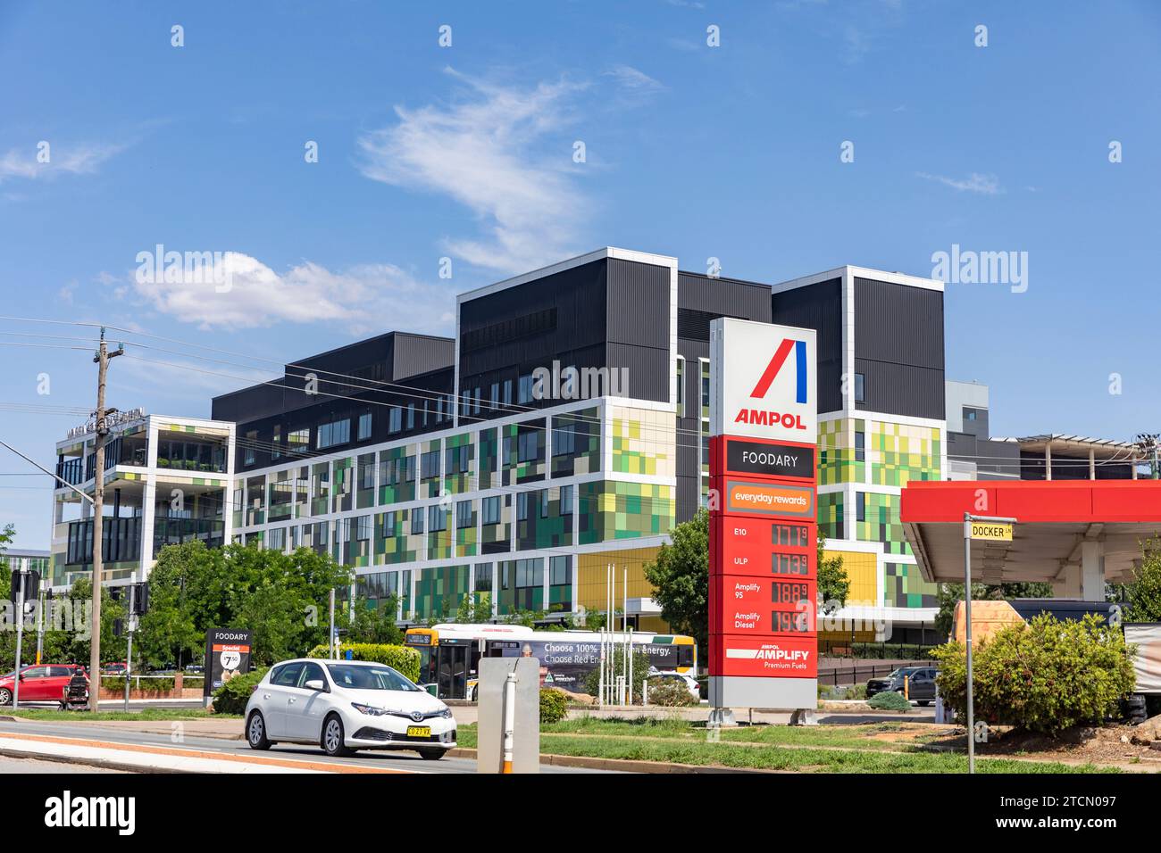 Wagga Wagga Basis australisches Krankenhaus im Stadtzentrum mit Ampol Tankstelle, Wagga Wagga, NSW, Australien Stockfoto