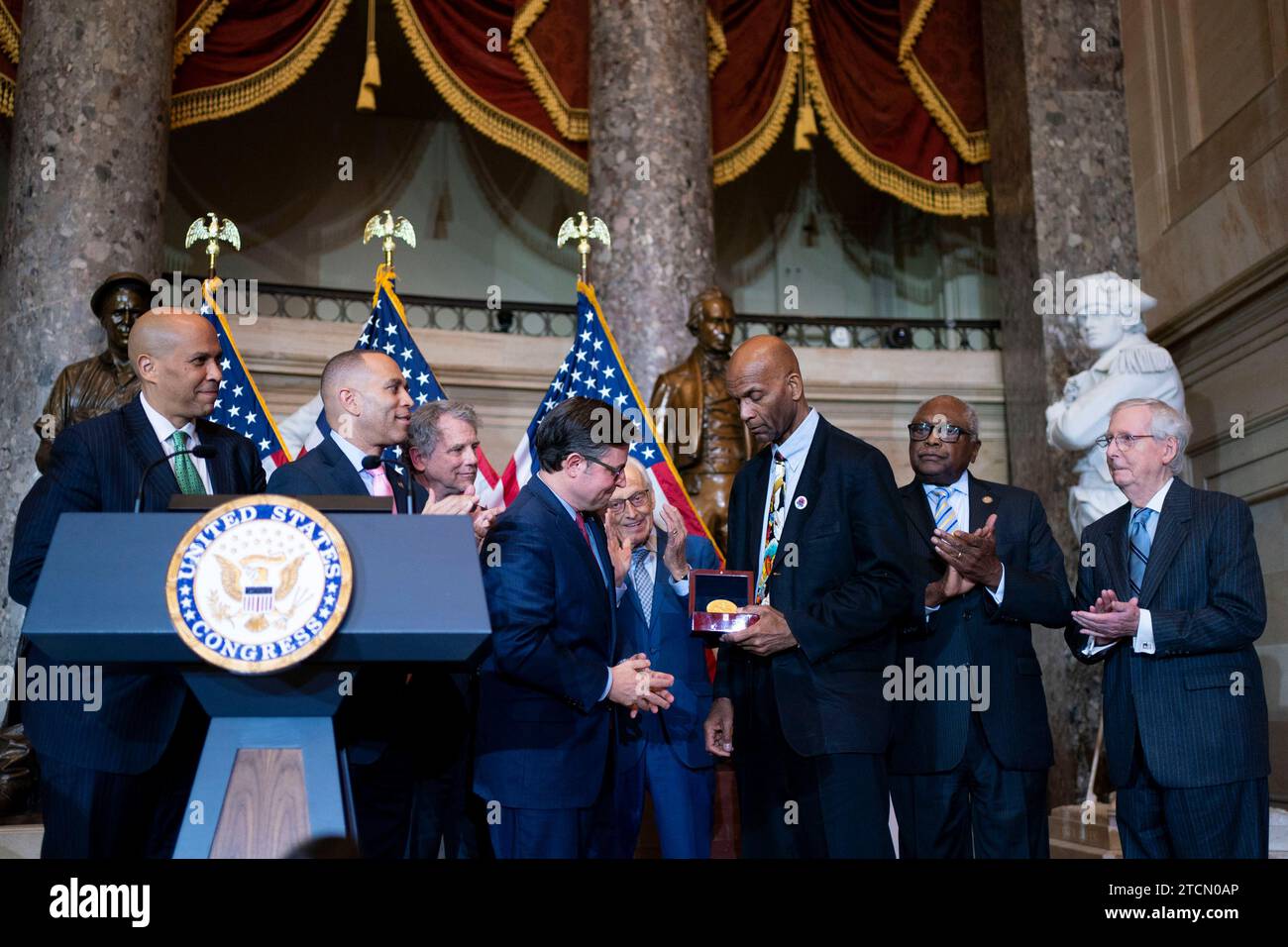 Washington, Usa. Dezember 2023. Der Sprecher des Repräsentantenhauses Mike Johnson, R-LA, verleiht Larry Doby Jr., Sohn des Baseballspielers und Bürgerrechtlers Larry Doby, dem ersten Afroamerikaner, der in der amerikanischen Liga spielte, während einer Zeremonie im US-Kapitol in Washington, DC, am Mittwoch eine Goldmedaille im Kongress. Dezember 2023. Foto: Bonnie Cash/UPI Credit: UPI/Alamy Live News Stockfoto