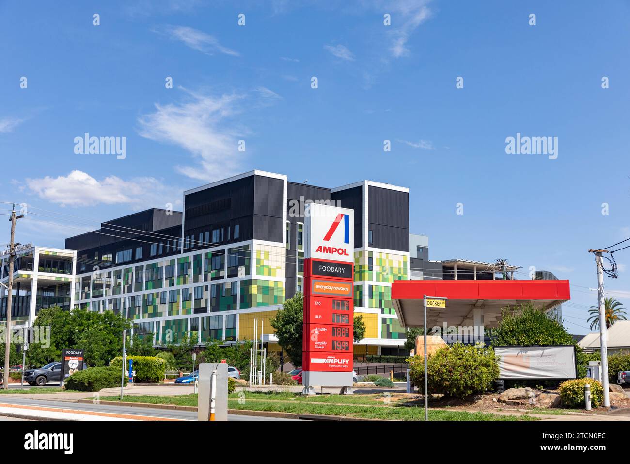 Wagga Wagga Basis australisches Krankenhaus im Stadtzentrum mit Ampol Tankstelle, Wagga Wagga, NSW, Australien Stockfoto