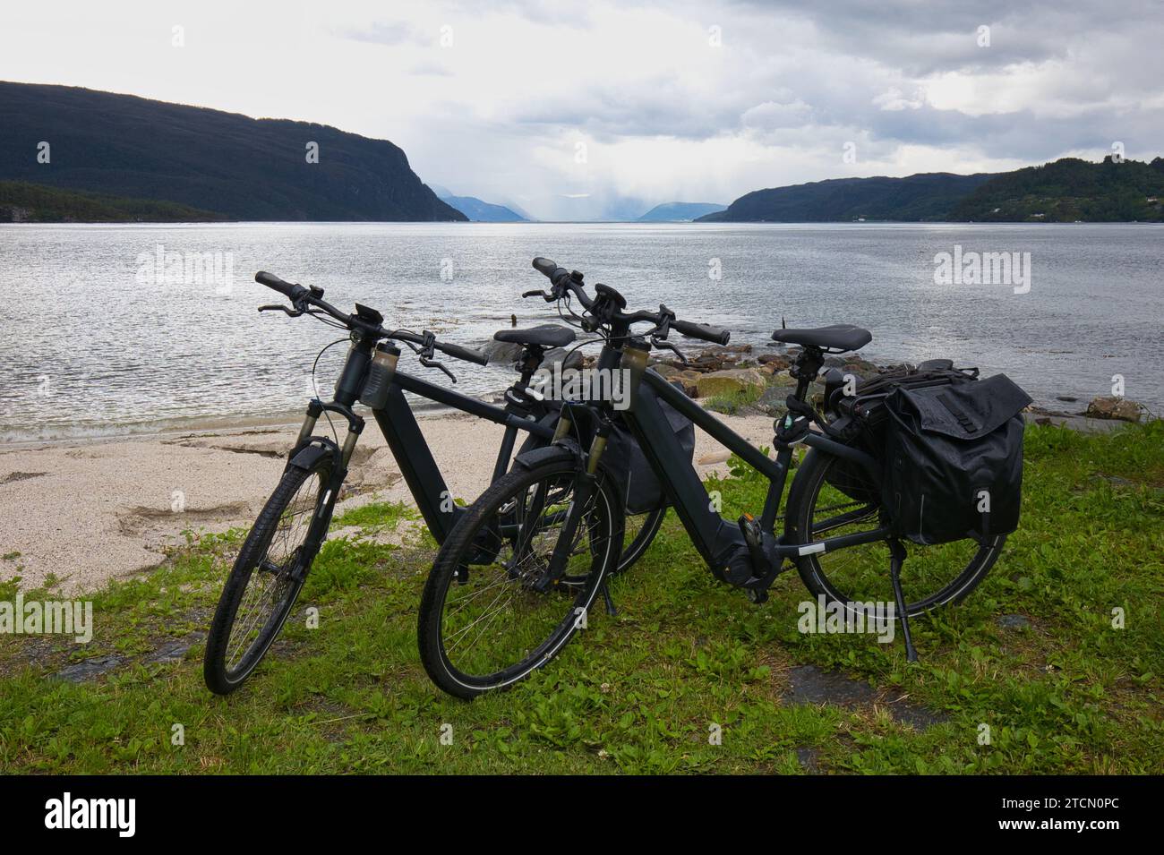 Zwei E-Bikes am Ufer des Hardangerfjords in Norwegen. Stockfoto