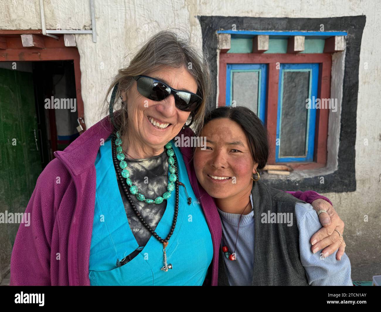 Christine Kolisch macht einen Freund im Dorf Yara im Mustang District, Nepal Stockfoto