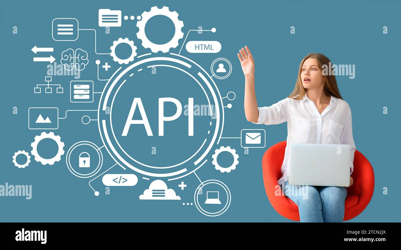 Frau mit Laptop und virtuellem Bildschirm mit Abkürzungs-API auf blauem Hintergrund Stockfoto