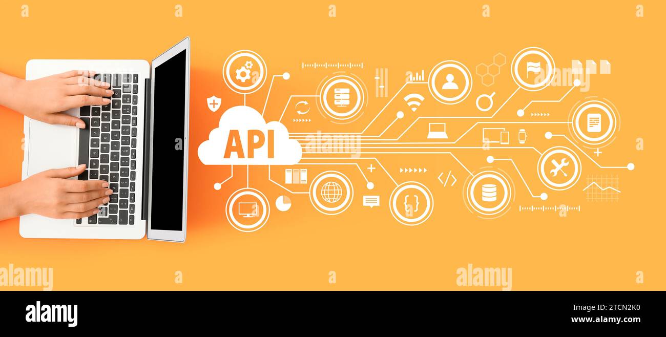 Weibliche Hände mit Laptop und virtuellem Bildschirm mit Abkürzungs-API auf orangem Hintergrund Stockfoto