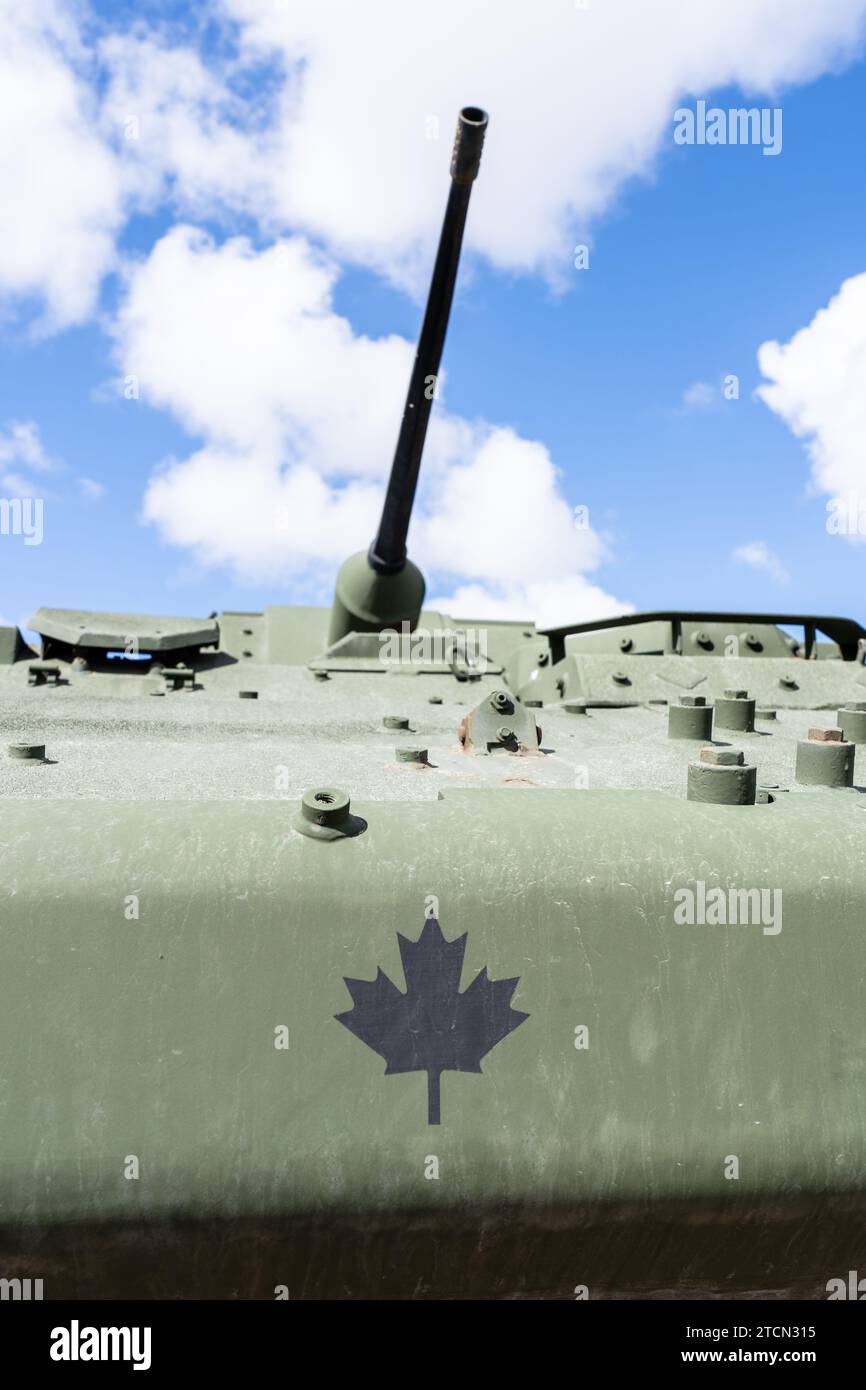 Calgary Alberta Canada, 10. März 2023: Blick auf einen kanadischen Panzerträger mit kanadischem Militärlogo und Maschinengewehr. Stockfoto