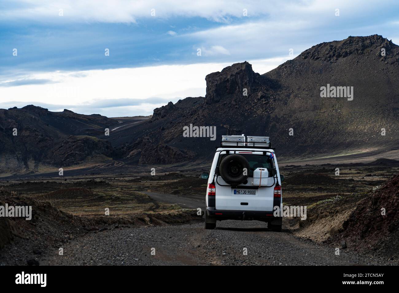 Ein 4x4-VW-Bus auf der F208-Strecke inmitten einer uralten, surrealen Vulkanlandschaft in der Nähe von Landmannalaugar, Island Stockfoto